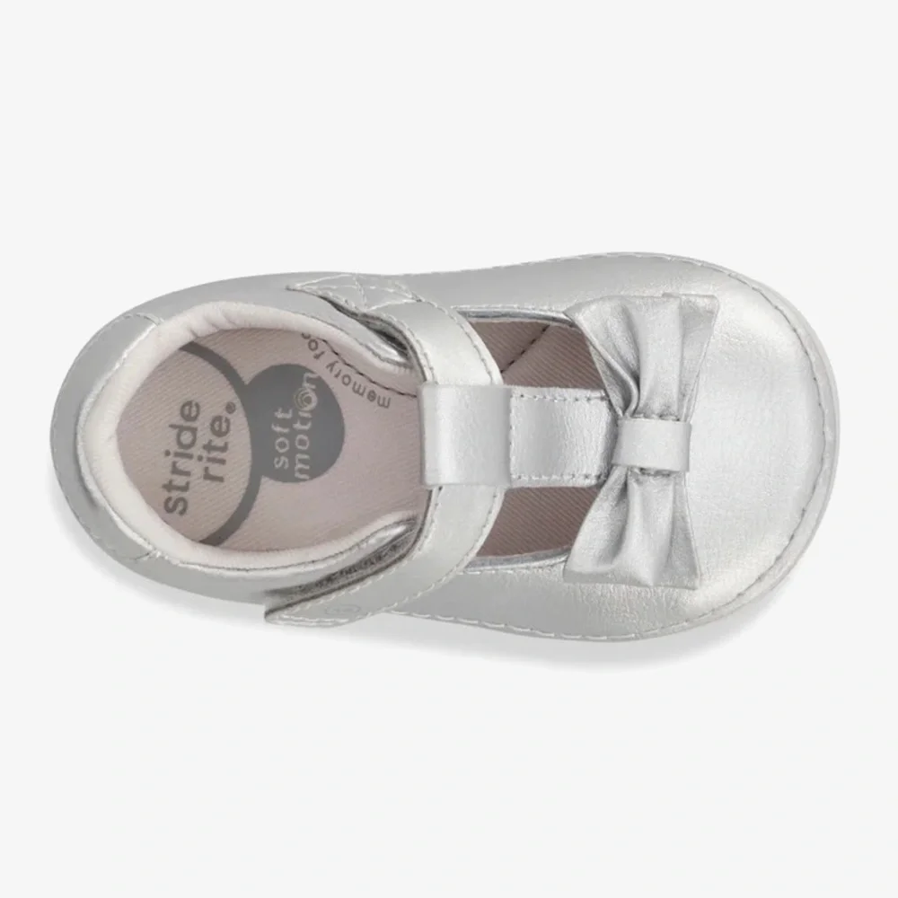 Stride rite Soft Motion™ Ashtyn Mary Jane shoes. Size 4W - silver & white